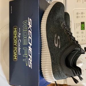 Mens size 11.5 wide Sketcher,washable  Air-cooled with memory foam. Gray/white.